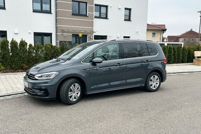 VW Touran steht in einer Wohnstraße.