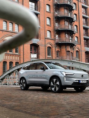 Volvo EX90 steht auf einer Brücke in der Speicherstadt Hamburg.