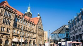 Marktplatz von Chemitz bei Sonnenschein.