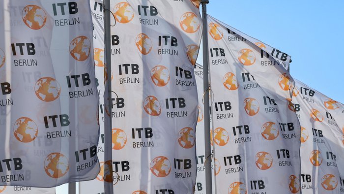 Fahnen mit der Aufschrift „ITB Berlin“ wehen im Wind.