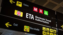 Hinweisschild am Flughafen zu ETA für Großbritannien