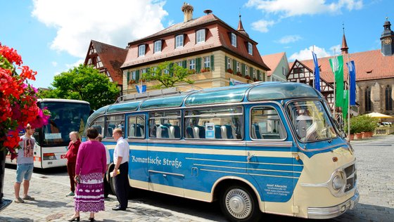 Oldtimerbus hält an der Romantischen Straße