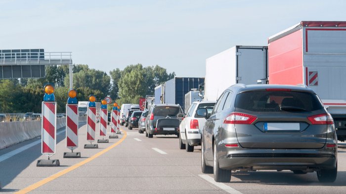 Autobahn mit Fahrbahnverengung an einer Baustelle und Stau