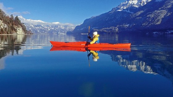 Kajak auf einem See vor Berglandschaft