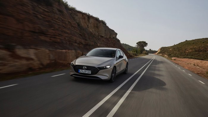 Mazda 3 fährt auf einer Landstraße in Spanien