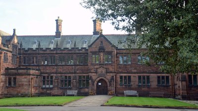 Frontalansicht des steinernen Gebäudes der Gladstone's Library in Hawarden.