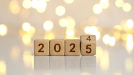 Vier Würfel mit der Jahreszahl 2025 bzw. 2024, die den Jahreswechsel symbolisieren.