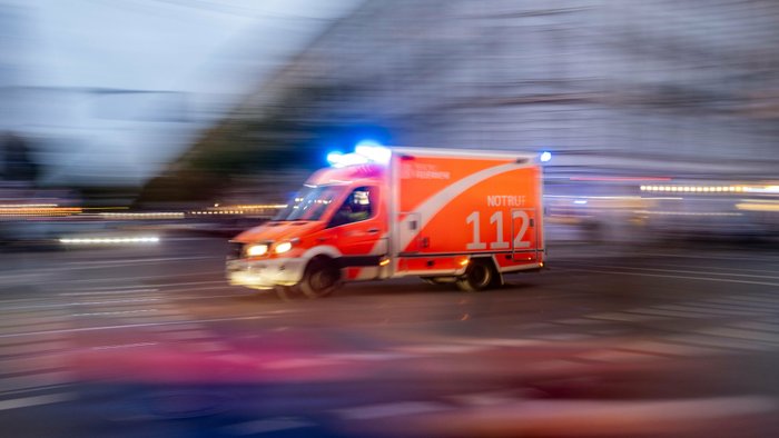 Rettungswagen der Feuerwehr fährt mit Blaulicht zum Einsatzort.