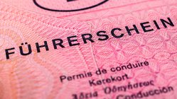 Detailansicht alter Papier-Führerschein.