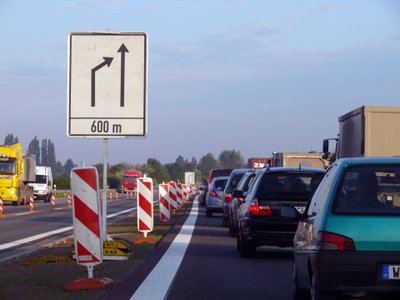 Fahrbahnverengung mit Reißverschluss-Verfahren an einer Autobahn-Baustelle 