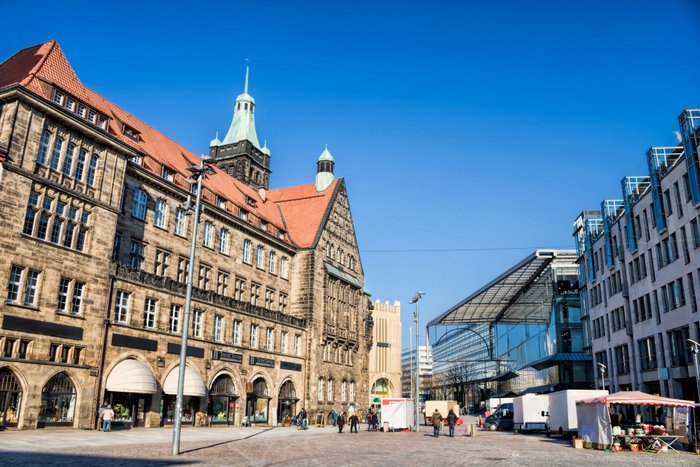 Marktplatz von Chemitz bei Sonnenschein.