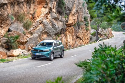 Opel Frontera vor einem Bergmassiv