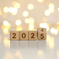 Vier Würfel mit der Jahreszahl 2025 bzw. 2024, die den Jahreswechsel symbolisieren.