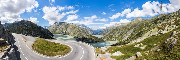 Panaroamaansicht einer Passstraße in den Alpen.