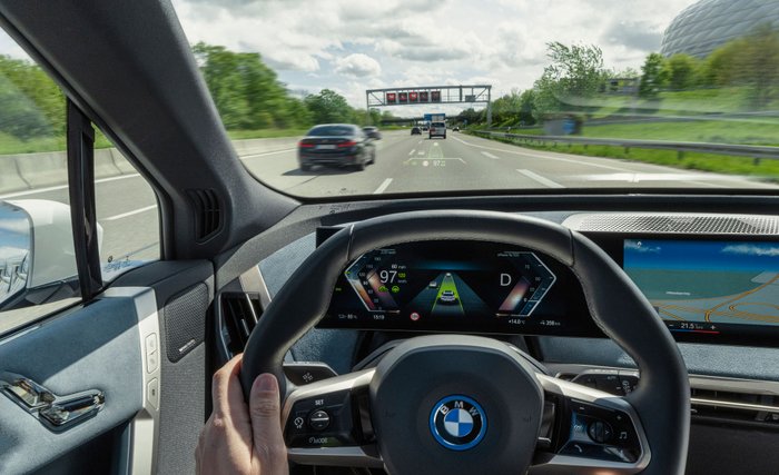 Ein Autofahrer fährt mit aktivierten Fahrerassistenzsystemen. 