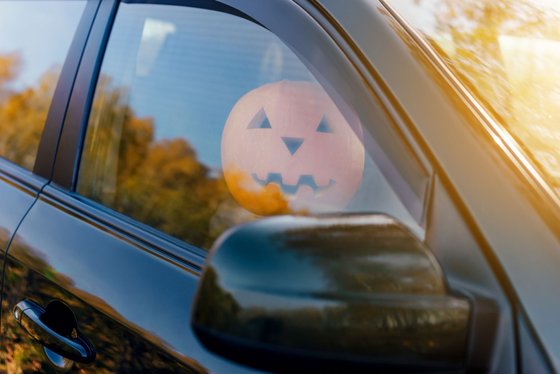 Halloween-Kürbis im Autofenster.