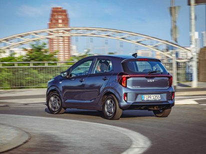 Heckansicht eines fahrenden Kia Picanto.