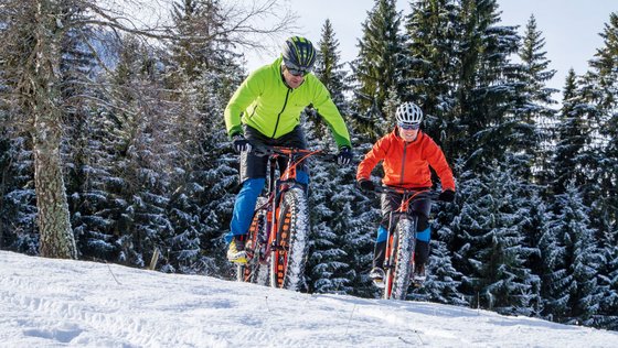 Zwei Fahrräder fahren auf Schnee