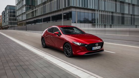 Roter Mazda 3 auf einer Straße in der Stadt