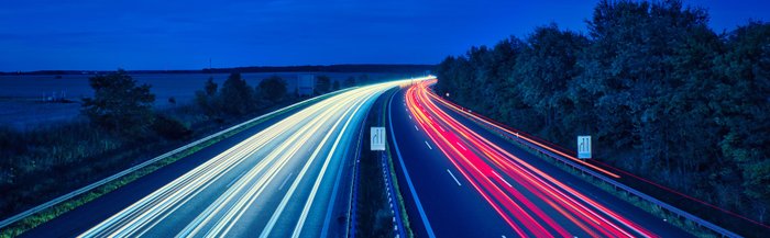 Lichtspuren auf einer Autobahn - mit Langzeitbelichtung fotografiert.